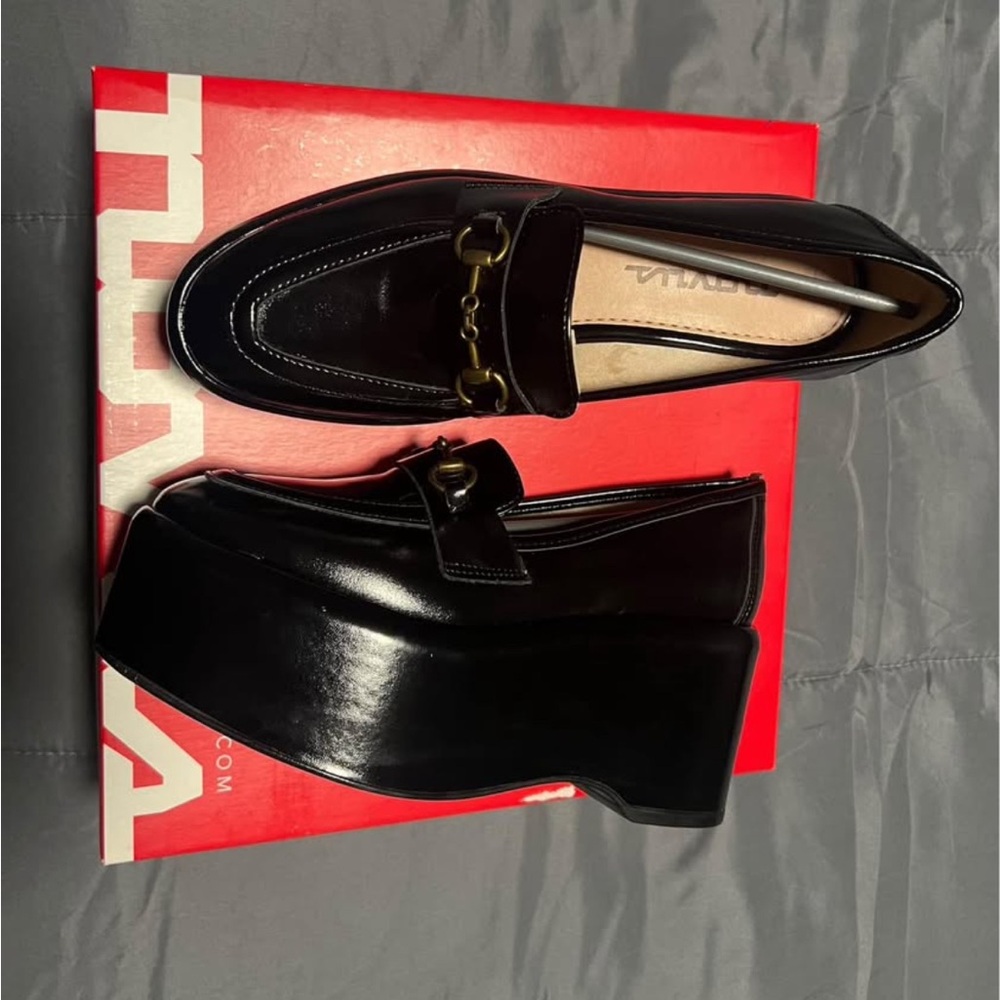 Like new Black Leather Loafers for Women size 6